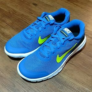 NWT Nike Flex Experience 4 (GS) Boys Sz 5